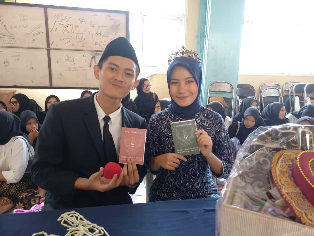 Siswa-siswi SMKN Situraja Sumedang melaksanakan ujian sekolah dengan materi fiqih pernikahan dalam mata pelajaran Agama dan Budi Pekerti.