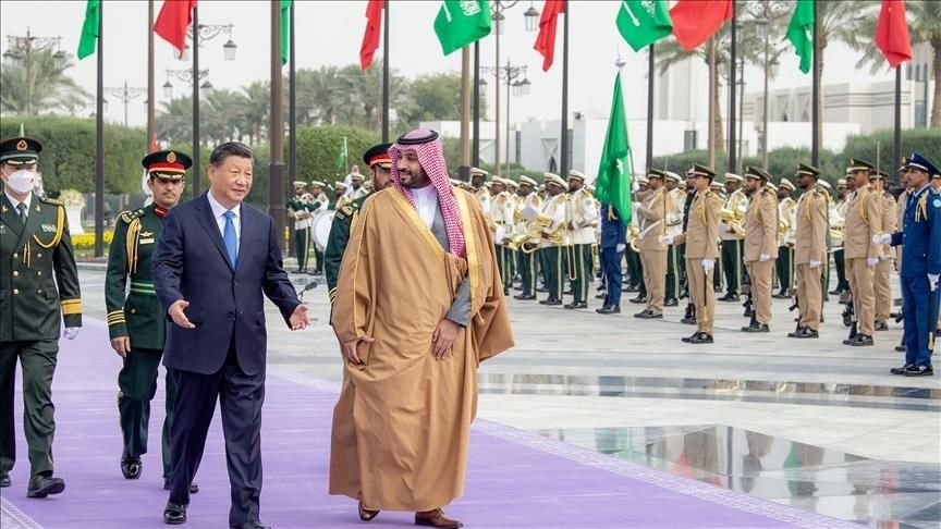 President  China Xi Jinping (kiri) berbicara dengan Pangeran Mahkota Arab Saudi Mohammed bin Salman (MbS) pada Selasa, 28 maret 2023/anadolu