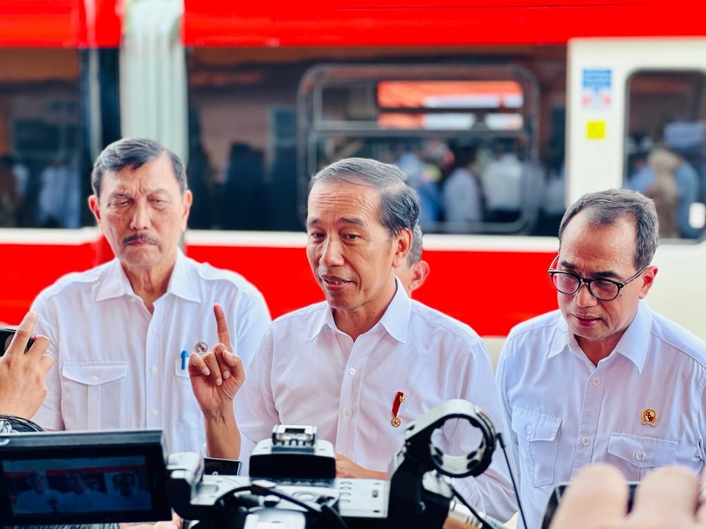 Presiden Joko Widodo didampingi Ibu Iriana Joko Widodo meninjau fasilitas di Stasiun Rammang-Rammang, Kabupaten Maros pada Rabu, 29 Maret 2023.