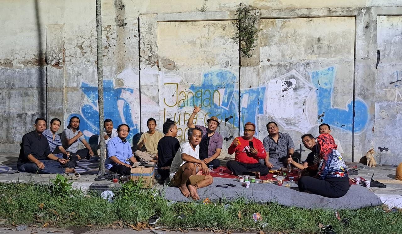 Sebagian anggota majelis ta'lim dan dzikir Semut Rangrang  bersama warga  memilih space di trotoar untuk menikmati santapan buka puasa. 