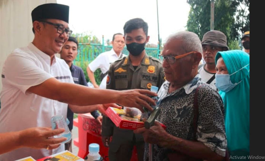 Plt Bupati Bogor, Iwan Setiawan, saat membagikan takjil gratis kepada masyarakat, di lapangan tegar beriman, Jalan Tegar Beriman Cibinong Kabupaten Bogor, beberapa waktu lalu.