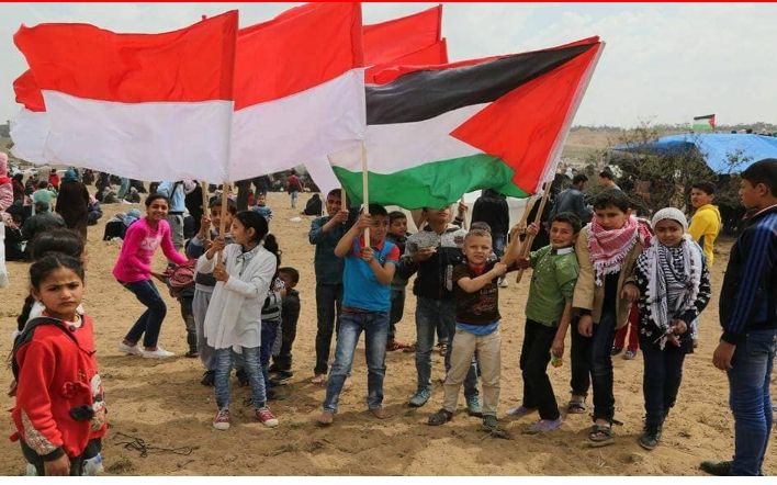 Warga Palestina mengibarkan bendera Indonesia