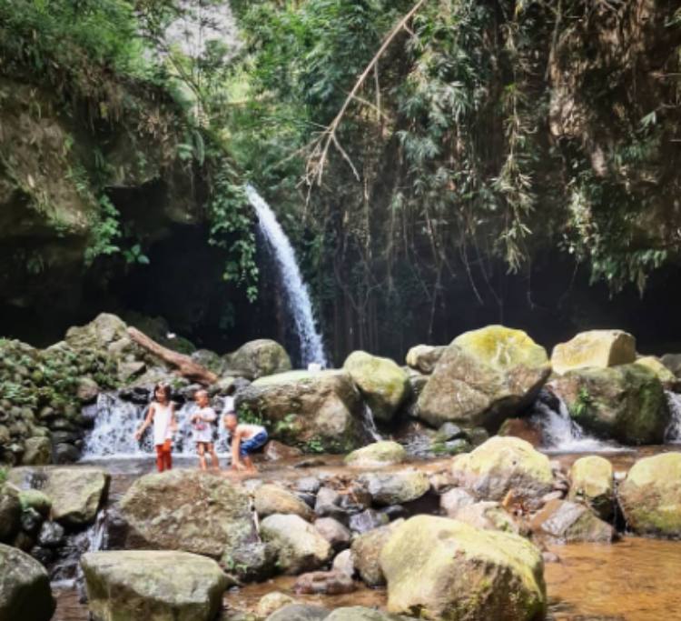 Potret salah satu air terjun di wisata alam Capolaga Subang.