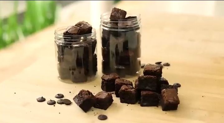 Berikut resep membuat brownies bites cocok untuk jualan hampers.