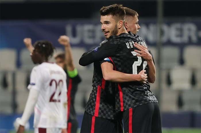 Pemain Kroasia, Mario Vuskovic, merayakan kemenangan dengan rekan setimnya setelah pertandingan.