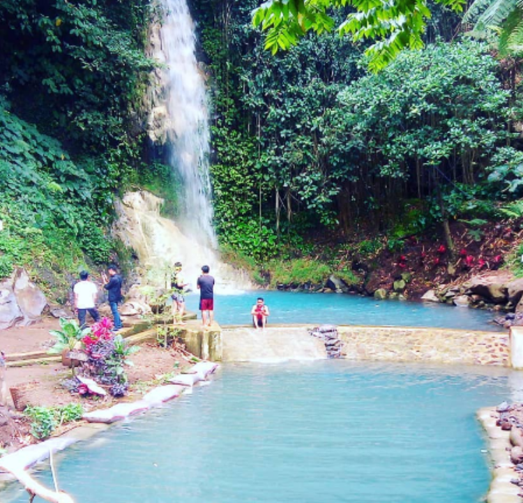 Curug Koleangkak adalah salah satu wisata alam di Kabupaten Subang dengan menghadirkan pesona air curug yang berwarna biru.