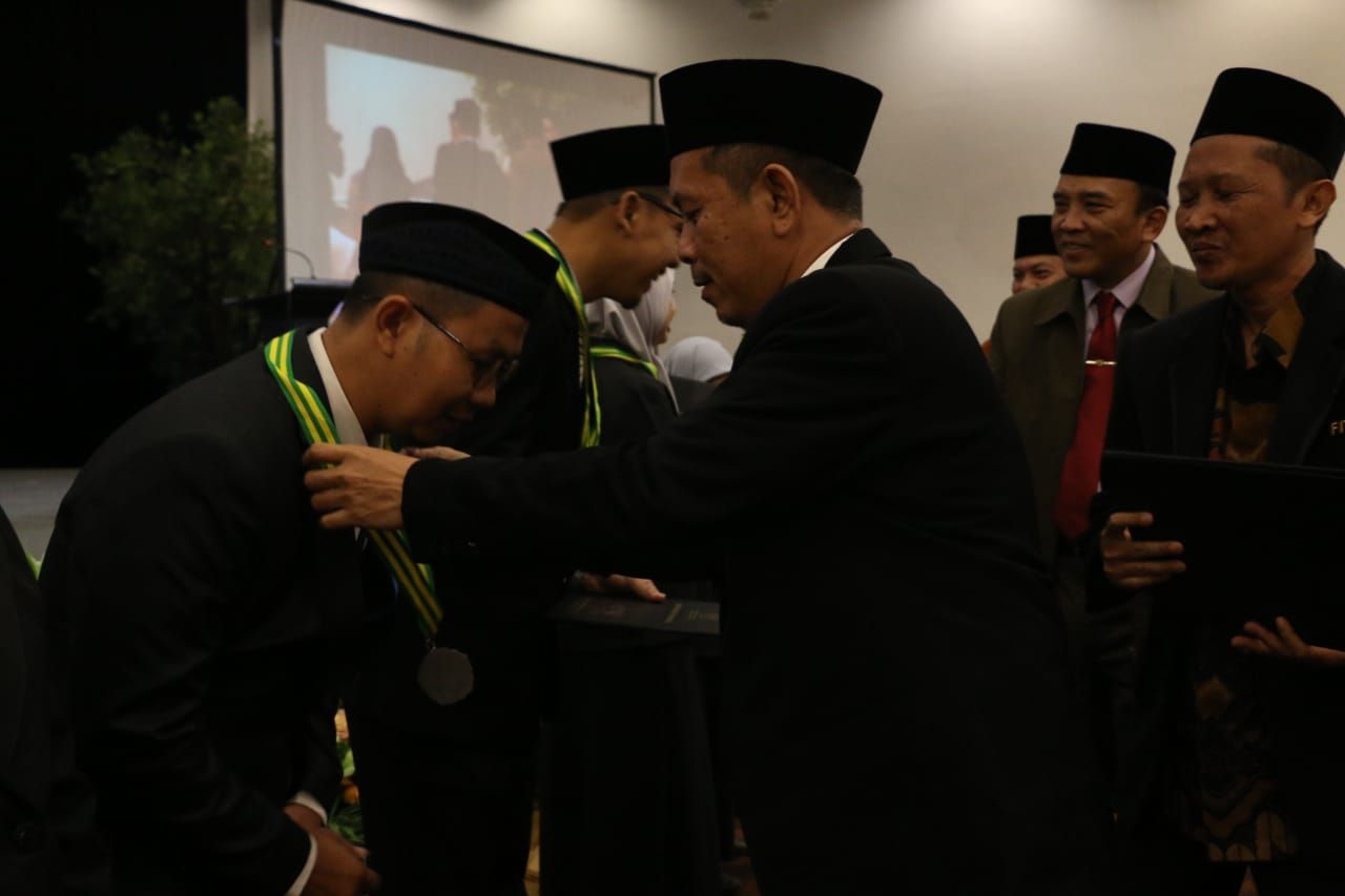 Prosesi pengukuhan guru profesional oleh Rektor IAIN Syekh Nurjati Cirebon, H Aan Jaelani.