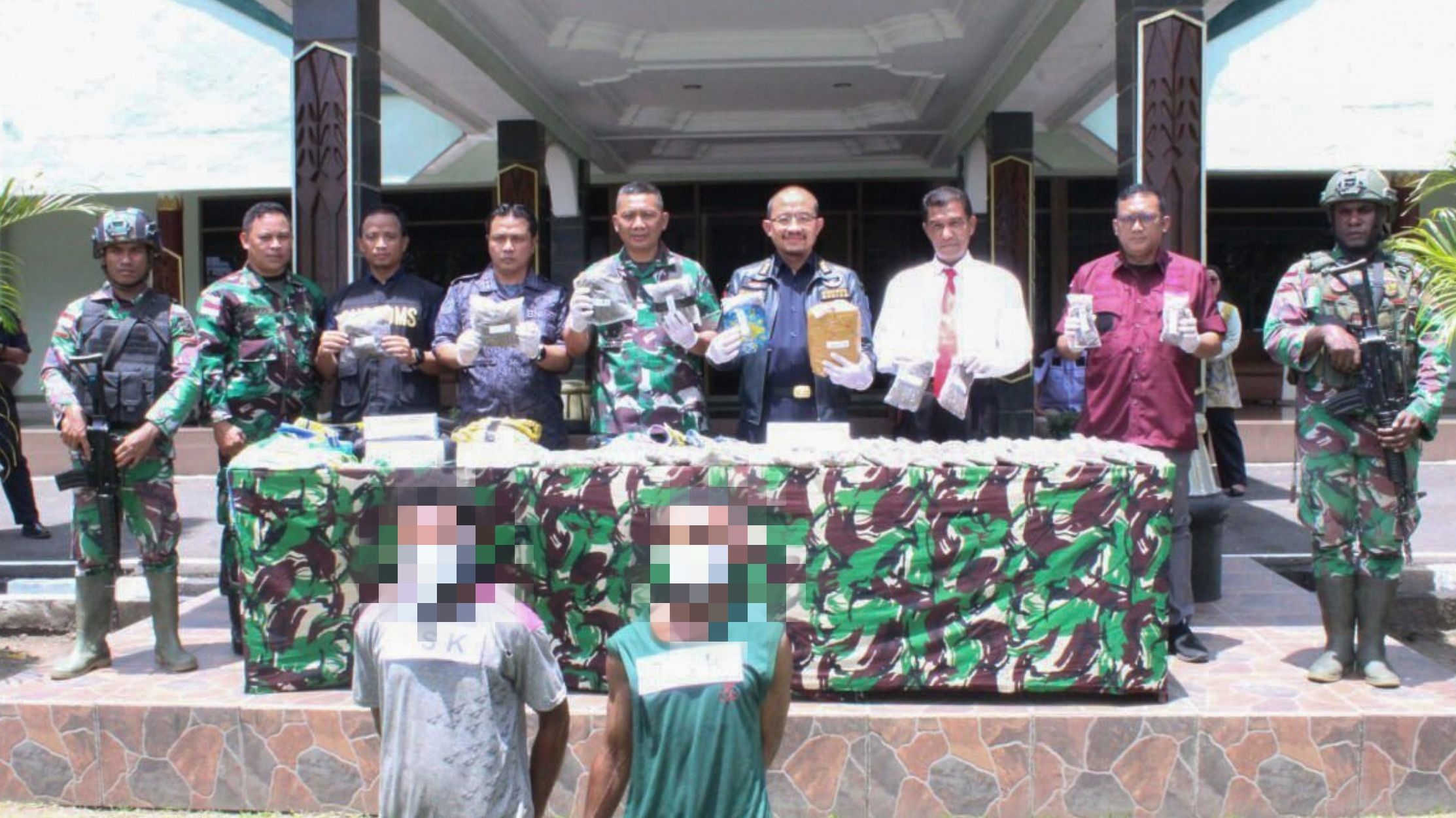 Tim gabungan TNI-POLRI dan instansi terkait memaparkan barang bukti dan para pelaku kejahatan.
