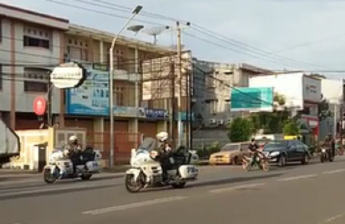 Tangkapan layar video Pemotor potong jalur rombongan Presiden Jokowi