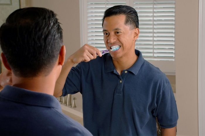 Ilustrasi. Berikut hukum menggosok gigi di siang hari saat puasa, apakah makruh atau puasa menjadi batal? 