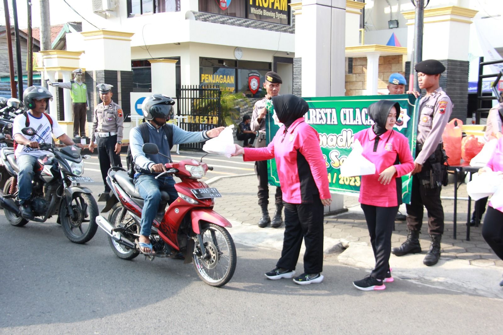 Peduli sesama dengan menebar kebaikan, Polresta Cilacap melaksanakan bagi-bagi takjil kepada masyarakat pengguna jalan. 