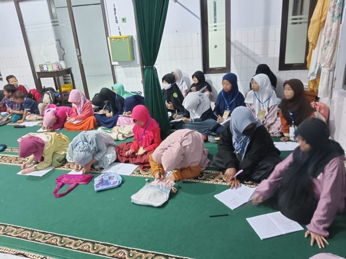 Anak-anak  sedang asyik mengikuti Program Kuliah Subuh Ceria di Masjid  Nurul Iman Jalan Sukalaya 2 Kota Tasikmalaya, Kamis 30 Maret 2023/Rico Ibrahim/Priangantimurnews/PRMN