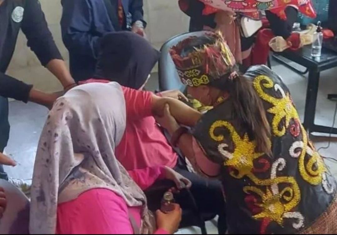 Ibu Ida sedang mengobati salah satu pasien