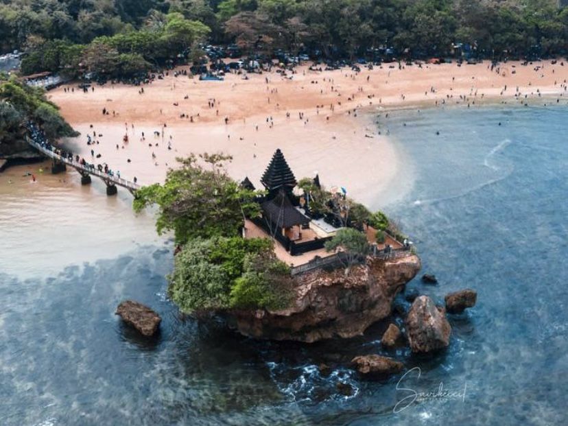 Pantai Balekambang /Instagram/@savikeccil_