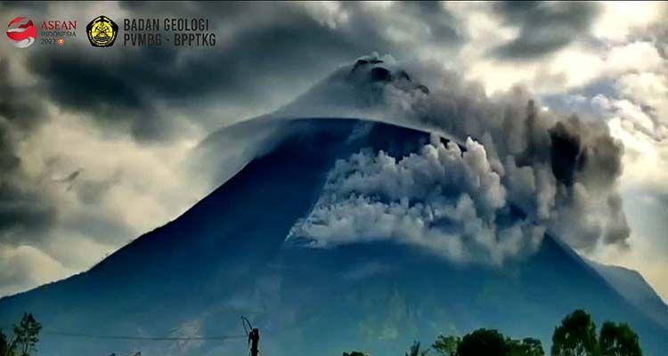 Gunung Merapi Terus Mengeluarkan Guguran Lava Pijar
