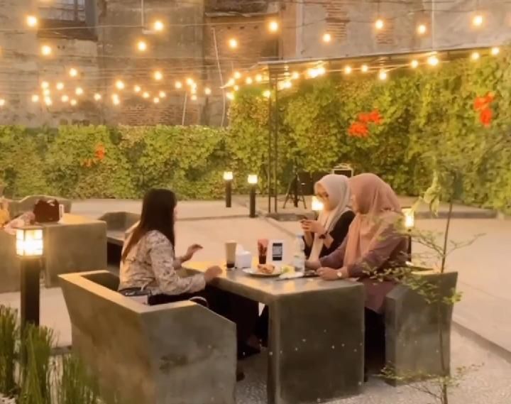 Area outdoor The Zyta Cafe, Rekomendasi Tempat Bukber di Serang Banten yang baru buka langsung ramai/Tangkapan Layar/Instagram @serangfood