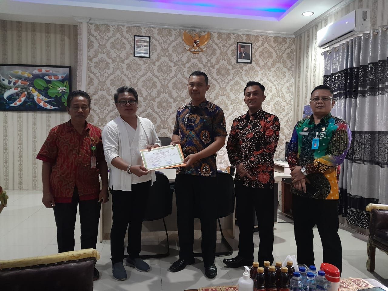 Penyerahan sertifikat Penjamah Makanan