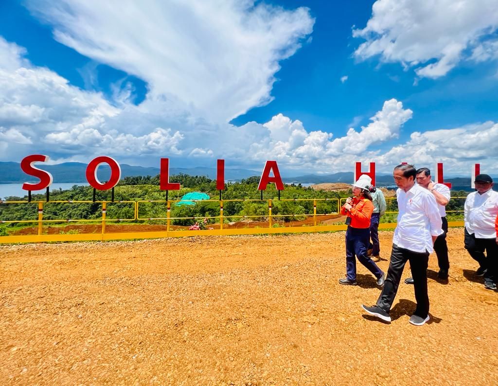 Presiden Jokowi usai meninjau sekaligus meresmikan Taman Kehati Swerigading Wallacea di PT Vale Indonesia, Kabupaten Luwu Timur, Provinsi Sulawesi Selatan, pada Kamis, 30 Maret 2023.