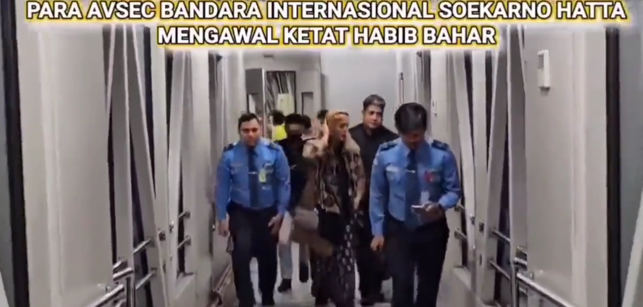 Petugas AVSEC Bandara Soekarno Hatta Dipecat Gegara Cium Tangan Bahar Bin Smith, Netizen: Alasan Melanggar SOP, Bilang Saja...