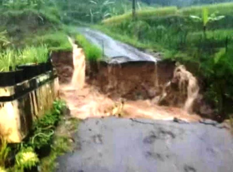 Jembatan penghubung antar desa di wilayah Kecamatan Salem (Desa Wanoja-Pasir Panjang), Kabupaten Brebes, Jawa Tengah