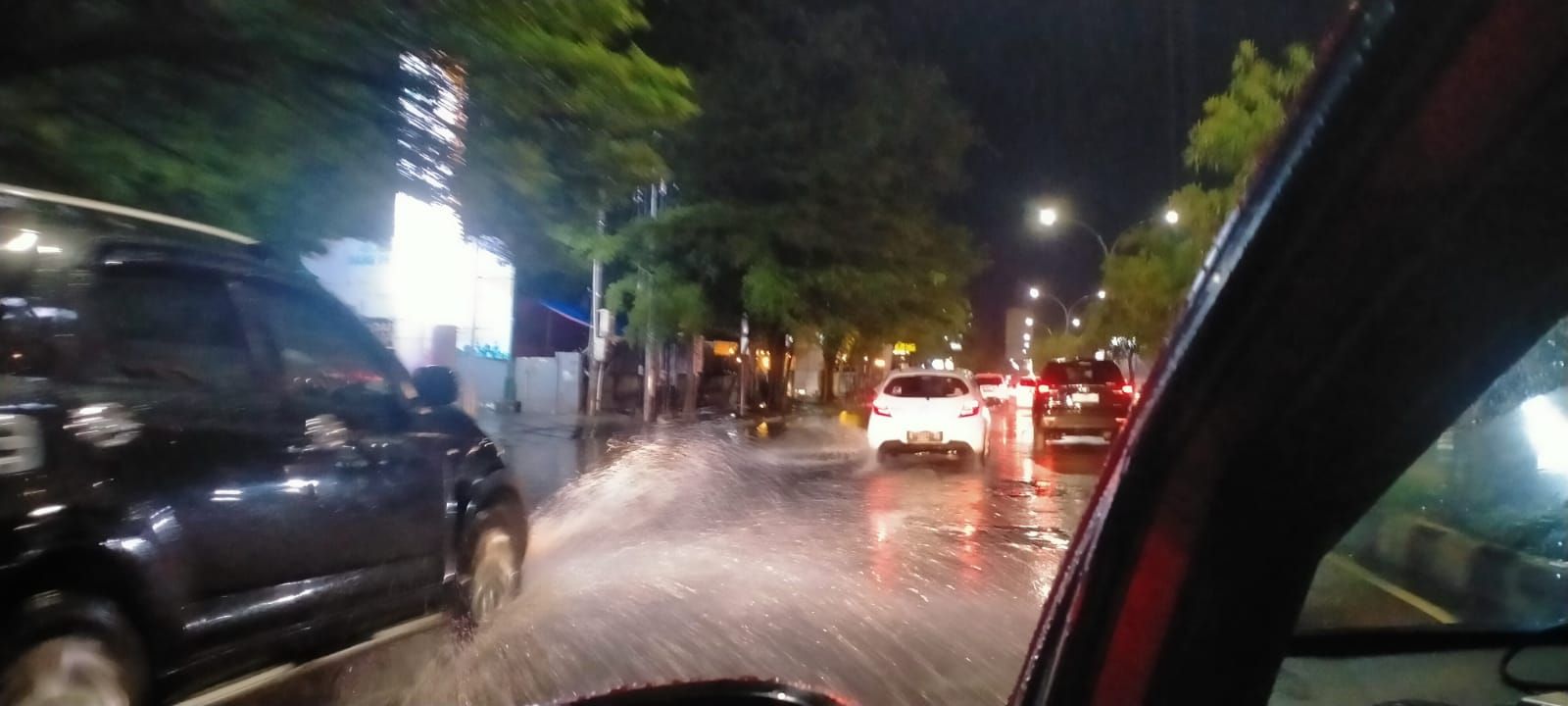 HUJAN Lebat malam ini, Jumat 3 Maret 2023 kembali melanda Kota Cirebon