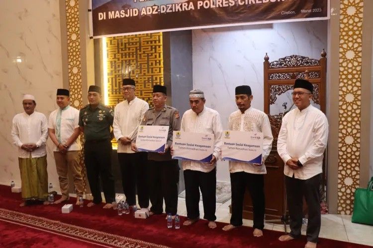 Sekda Kota Cirebon tarawih bersama di Masjid Adz Zikra, Polres Cirebon Kota.