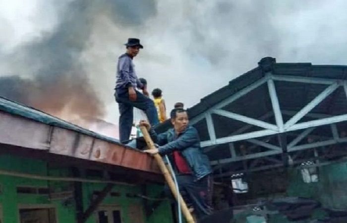 Proses pemadaman kebakaran di Desa Banjarwaru, Ciawi, Kabupaten Bogor, Jawa Barat, Jumat (31/3/2023).