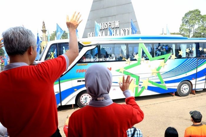 Pemberangkatan pemudik dalam Program Mudik  Gratis Pemprov Jateng 2022. 