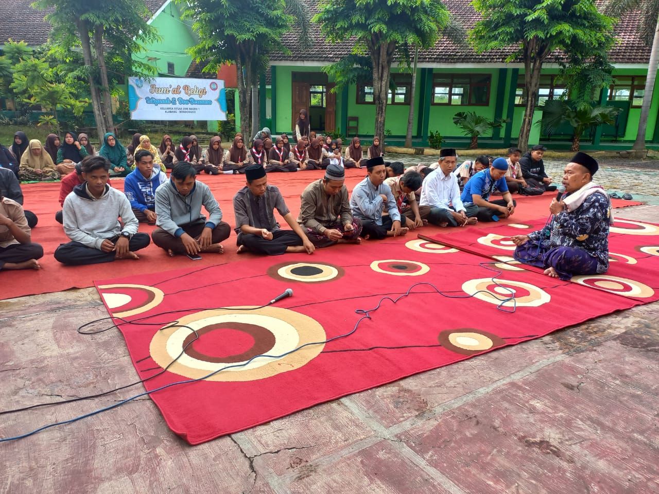 Ketua Komite Sekolah Memimpin Giat Jum'at Manis Religi Di SMKN 1 Klabang