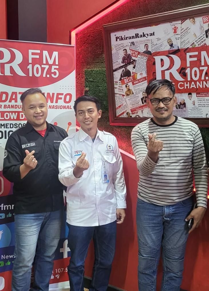 Asnur (tengah), sosok pemuda inspiratif, Ketua LPM Kelurahan termuda di Kota Bandung./ istimewa