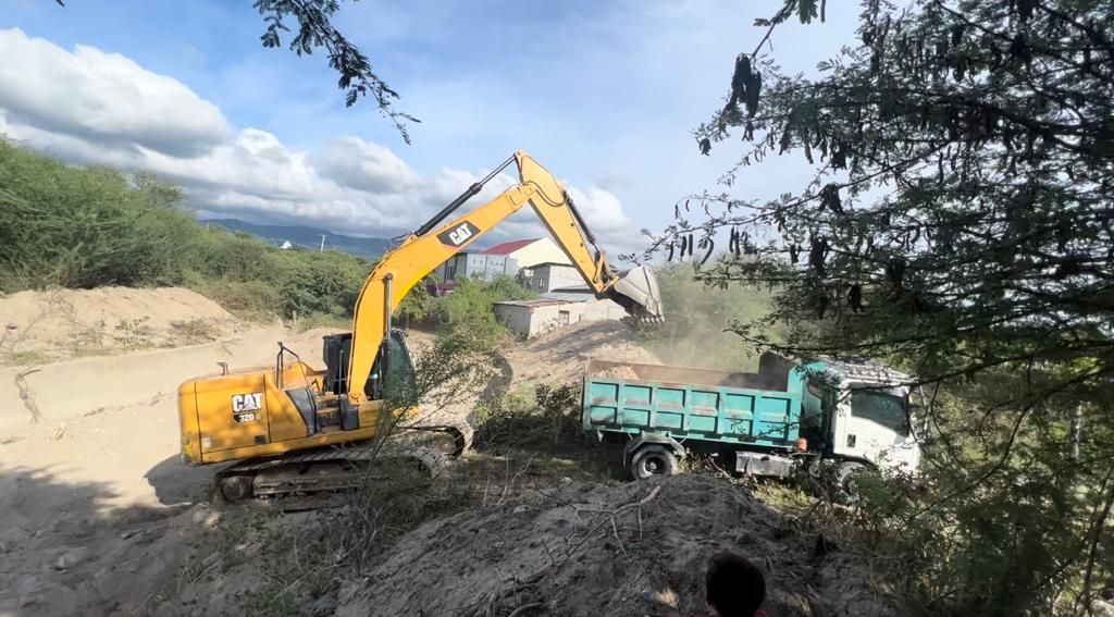 Pantauan kami di lapangan memang ada pendangkalan. Selain dangkal, aliran sungai juga menyempit imbas adanya pendangkalan