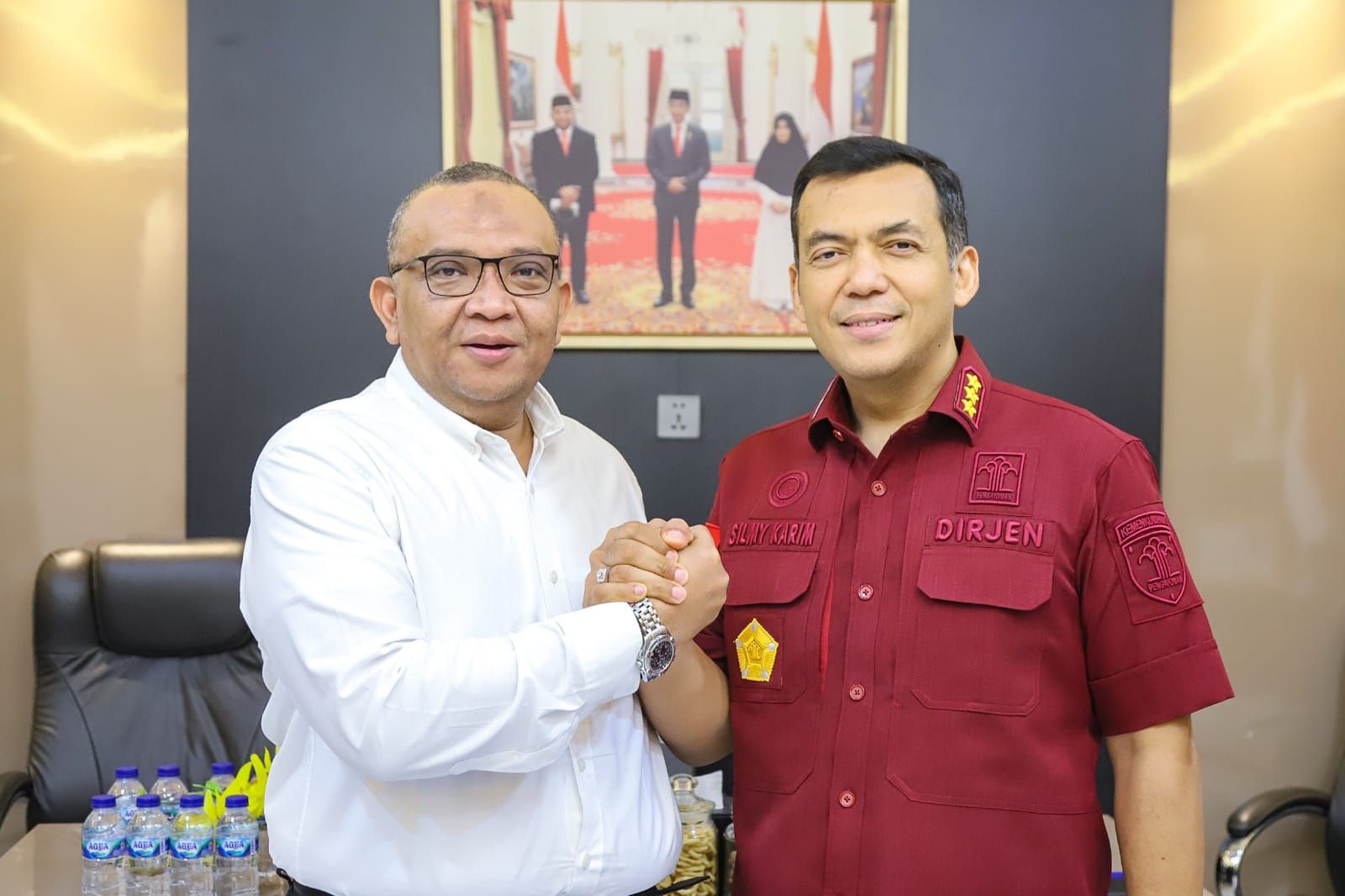 Wakil Menteri Ketenagakerjaan Afriansyah Noor (kiri) menerima Dirjen Imigrasi Silmy Karim, di kantor Kemnaker, Jakarta, Kamis (30/3/2023).
