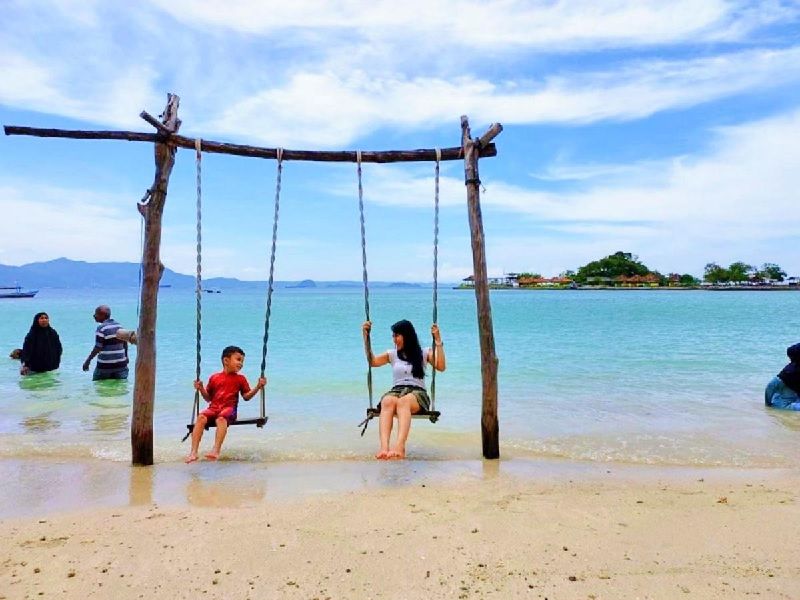 contoh cerpen bahasa Madura lengkap dan menarik sekali dibaca dengan judul keindahan dari Pantai Lombang di Sumenep 