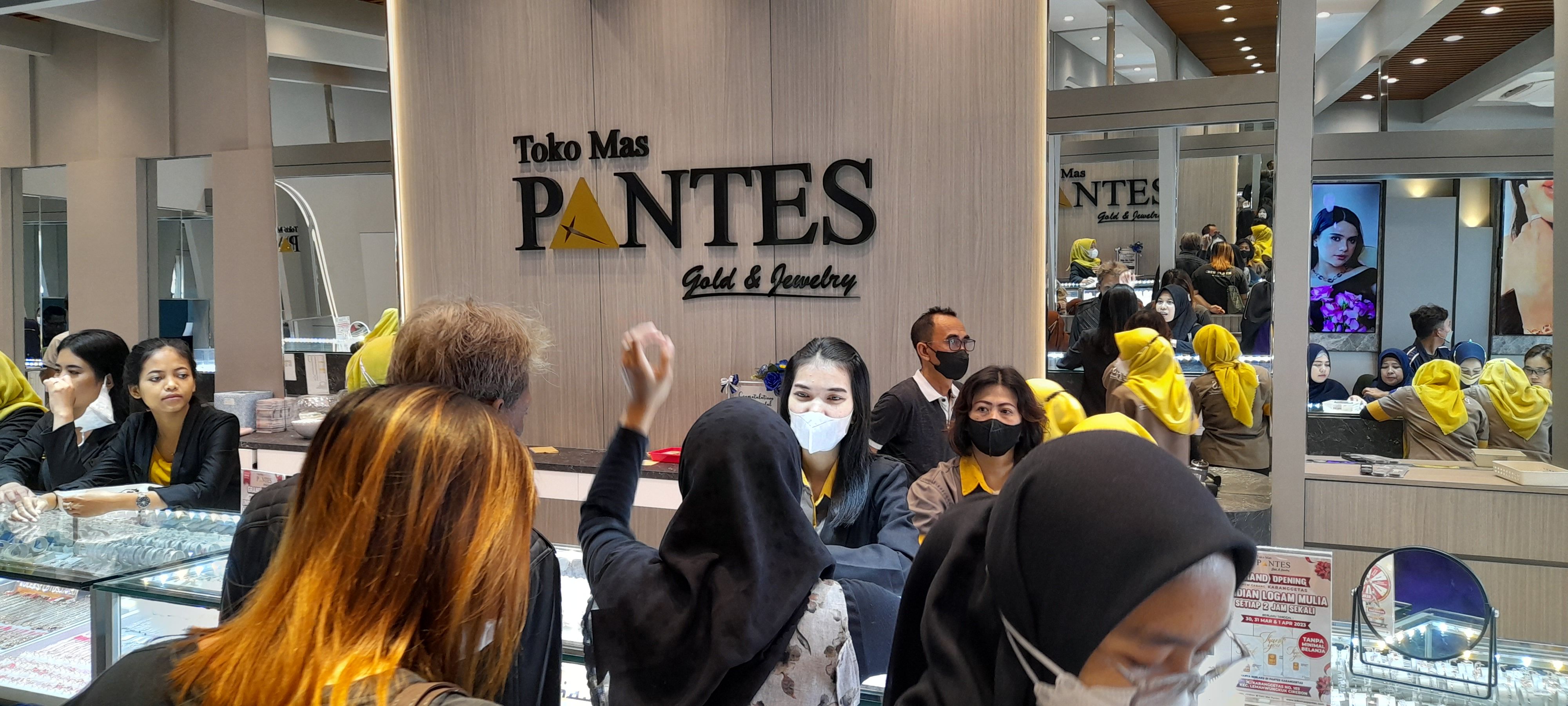 ANTUSIAS Pengunjung Dalam Pembukaan Toko Mas Pantes cabang ke-13