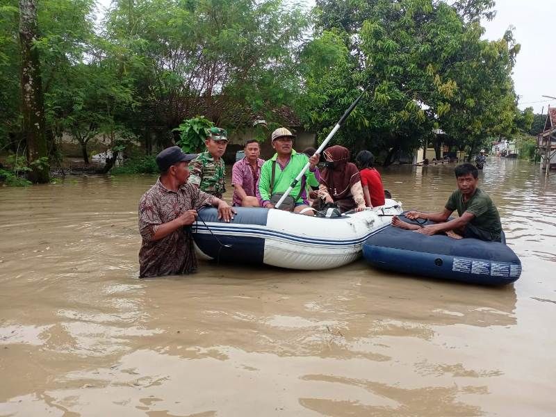 Banjir langganan kembali menggenangi wilayah pemukiman dan areal persawahan warga Dukuh Bayur, Desa Bojong, Kecamatan Jatibarang