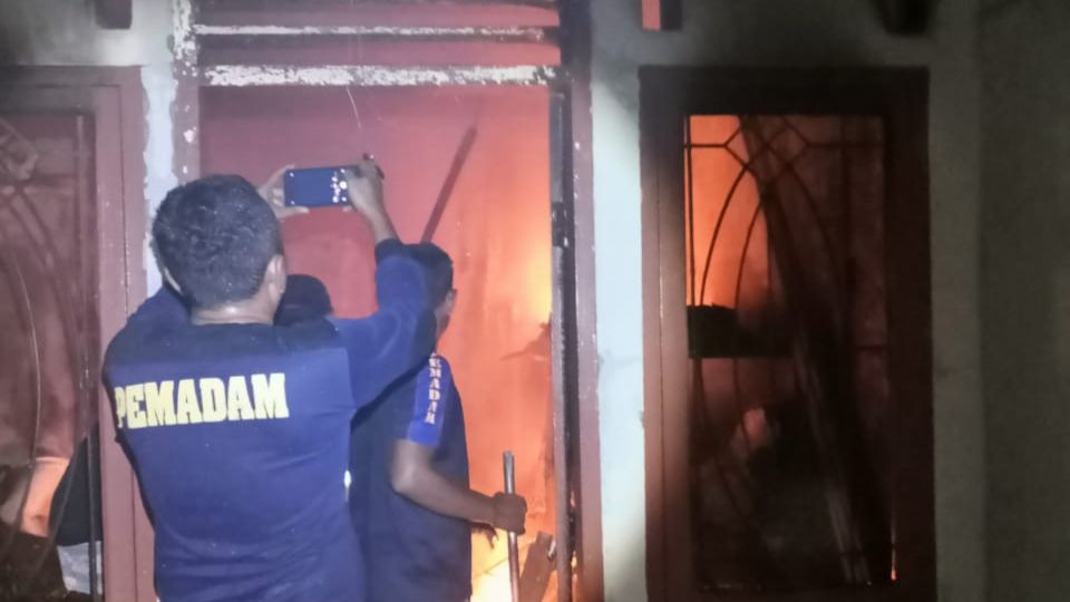 Rumah permanen milik pensiunan PNS di Jalan Manaf Lubis, Kelurahan Sirandorung, Kecamatan Rantau Utara, Kabupaten Labuhanbatu terbakar.