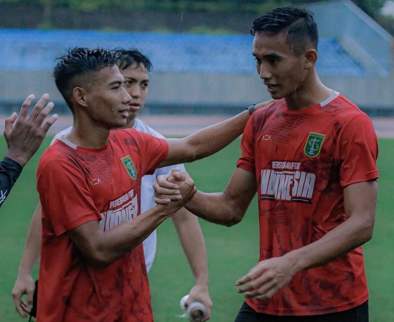 Rizky Ridho pamitan dengan para pemain Persebaya Surabaya