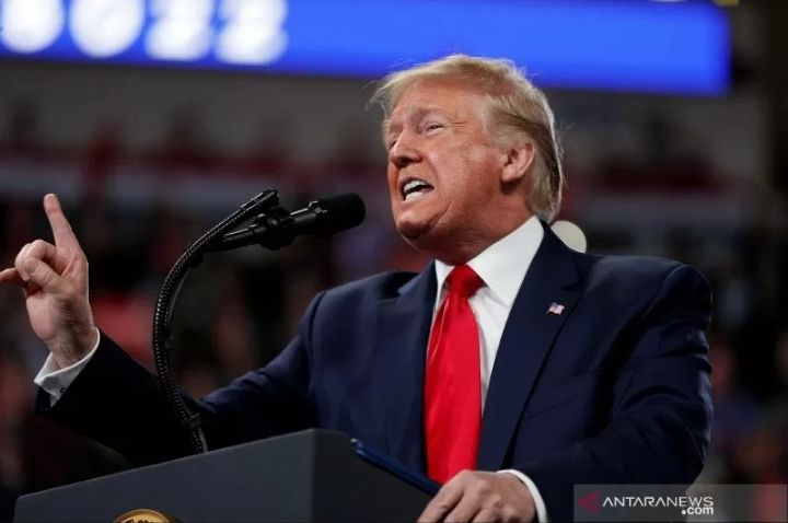 Arsip - Presiden AS Donald Trump menyampaikan pidato selama kampanye di Giant Center di Hershey, Pennsylvania, AS, Selasa (10/12/2019). ANTARA FOTO/REUTERS/Tom Brenner/aww.