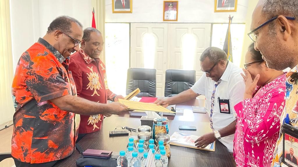 Plh Sekda Papua di dampingi Kepala BAPPEDA, Kepala Biro Umum dan Protokol Setda Provinsi Papua menerima Ketua dan Anggota Komisioner Komisi Informasi Provinsi Papua di ruang kerja Sekda Papua.