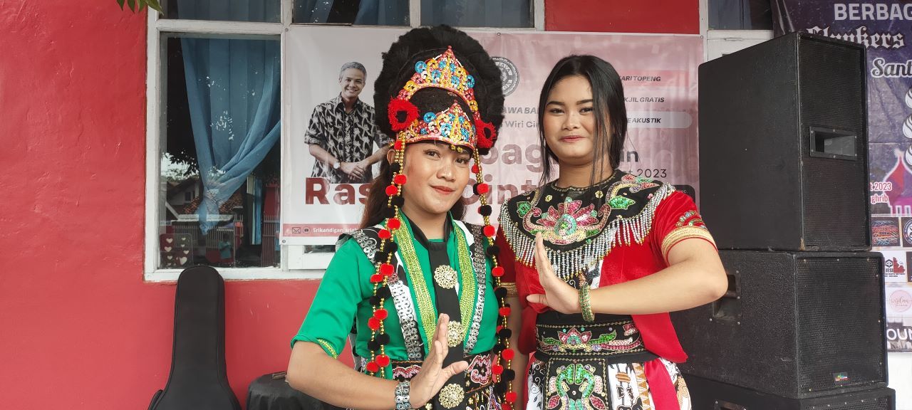 TARI topeng di Cirebon oleh Srikandi Ganjar