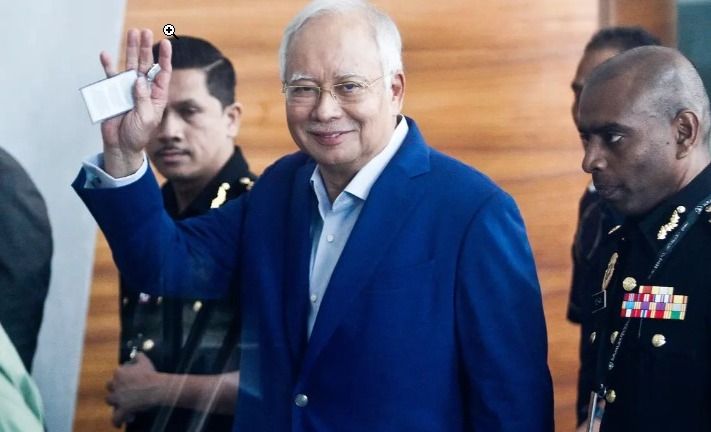 Mantan Perdana Menteri Najib Razak melambaikan tangan setibanya di kantor Komisi Anti-Korupsi Malaysia (MACC), Putrajaya, Selasa (22/5). Hakim telah menolak permohonan peninjauan kembali putusan banding yang diajukannya/AP/Sadiq Asyraf