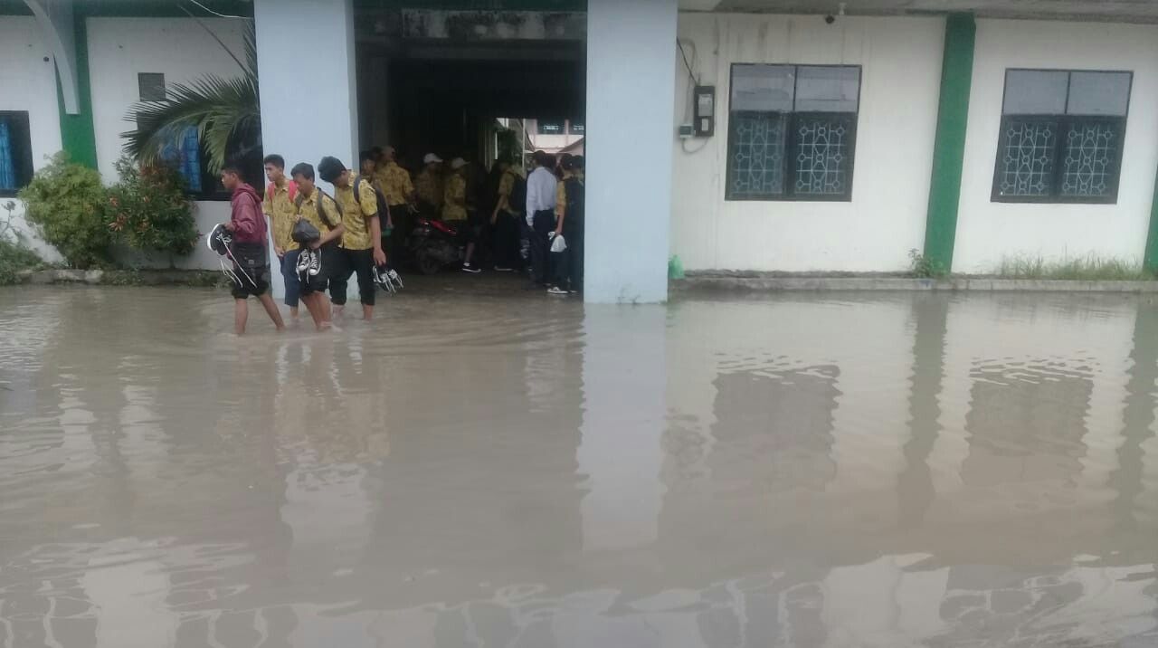 Banjir di halaman sekolah Muhammadiyah Lemahabang Kabupaten Cirebon, Jumat (31/3/2023).
