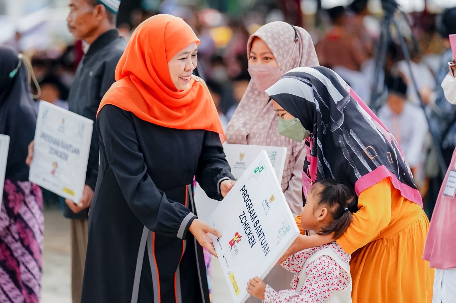 Gubernur Khofifah memberikan bantuan kepada masyarakat Tuban