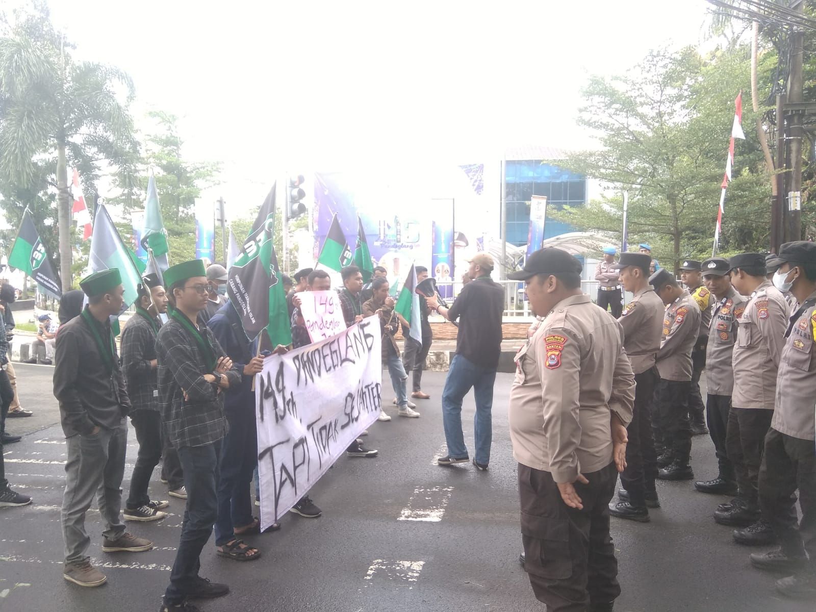 Suasana aksi demonstrasi HMI Pandeglang pada peringatan HUT ke 149 Kabupaten Pandeglang menyoroti lemahnya penegakan hukum atas kasus kekerasan seksual.