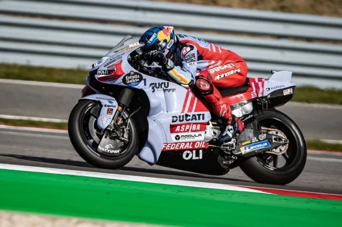 Pebalap tim Gresini Racing Alex Marquez saat berlaga pada balapan pembuka MotoGP 2023 di Sirkuit Internasional Algarve Portimao, Portugal, Minggu 26 Maret 2023.  