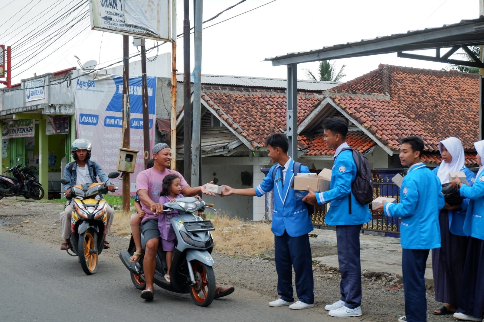 Pelajar di Simpenan Sukabumi bagikan ratusan paket takjil kepada msayarakat yang melintas di jalan, dalam sekejap langsung ludes.