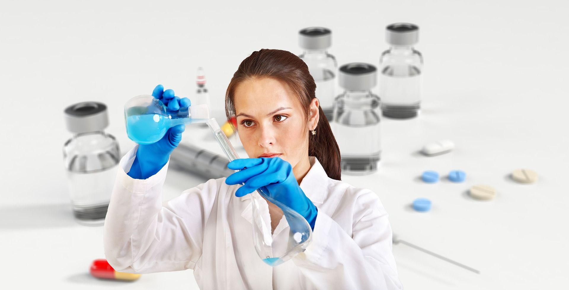 ilustrasi seorang dokter sedang melakukan praktek laboratorium./Pixabay/geralt