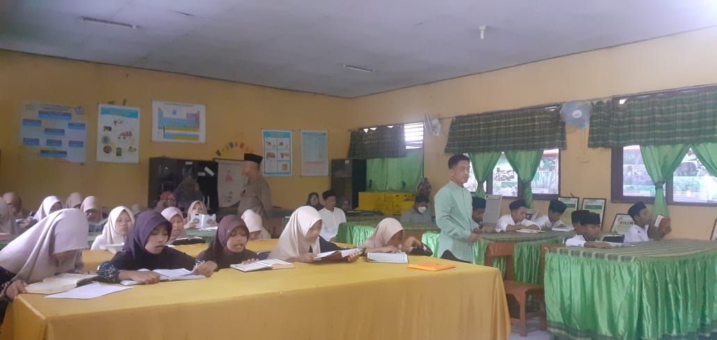 Suasana siswa SMP Negeri 5 Kota Serang sedang khatam Alquran, di SMP Negeri 5 Kota Serang, Jumat 31 Maret 2023 
