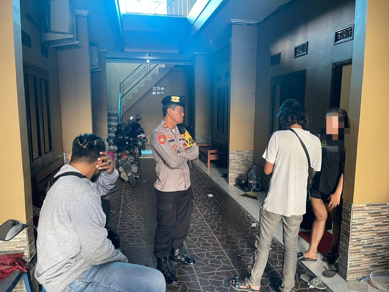 Petugas periksa penghuni kamar kos yang berada di Lingkungan Sambak, Kecamatan Purwodadi dalam rangka operasi Pekat di bulan Ramadhan.