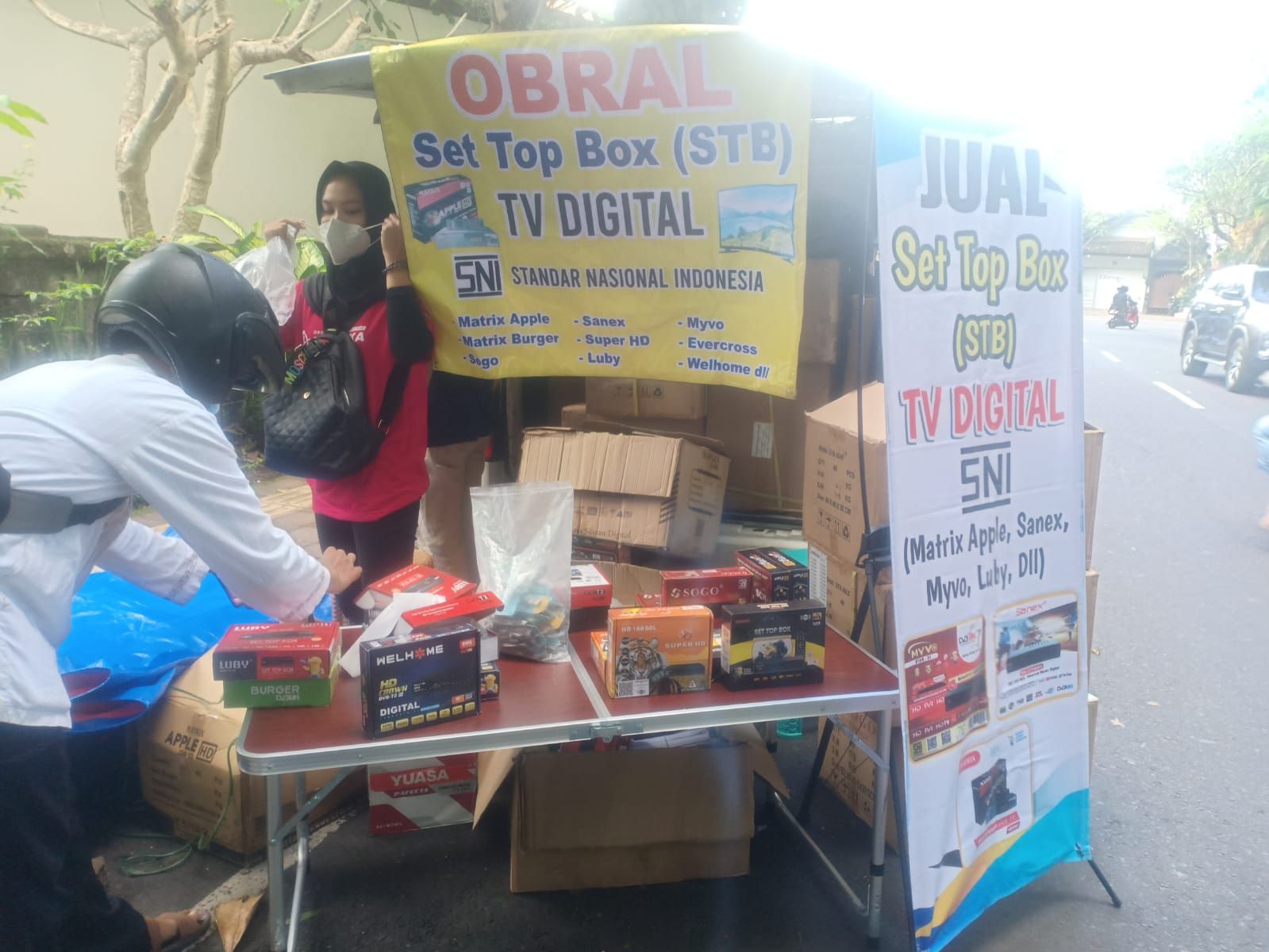 Pedagang Set Top Box kebanjiran rezeki setelah layanan TV Analog di Bali diberhentikan. 